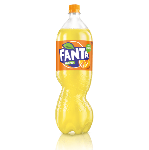 Fles Fanta Orange van 1 liter met oranje dop op witte achtergrond